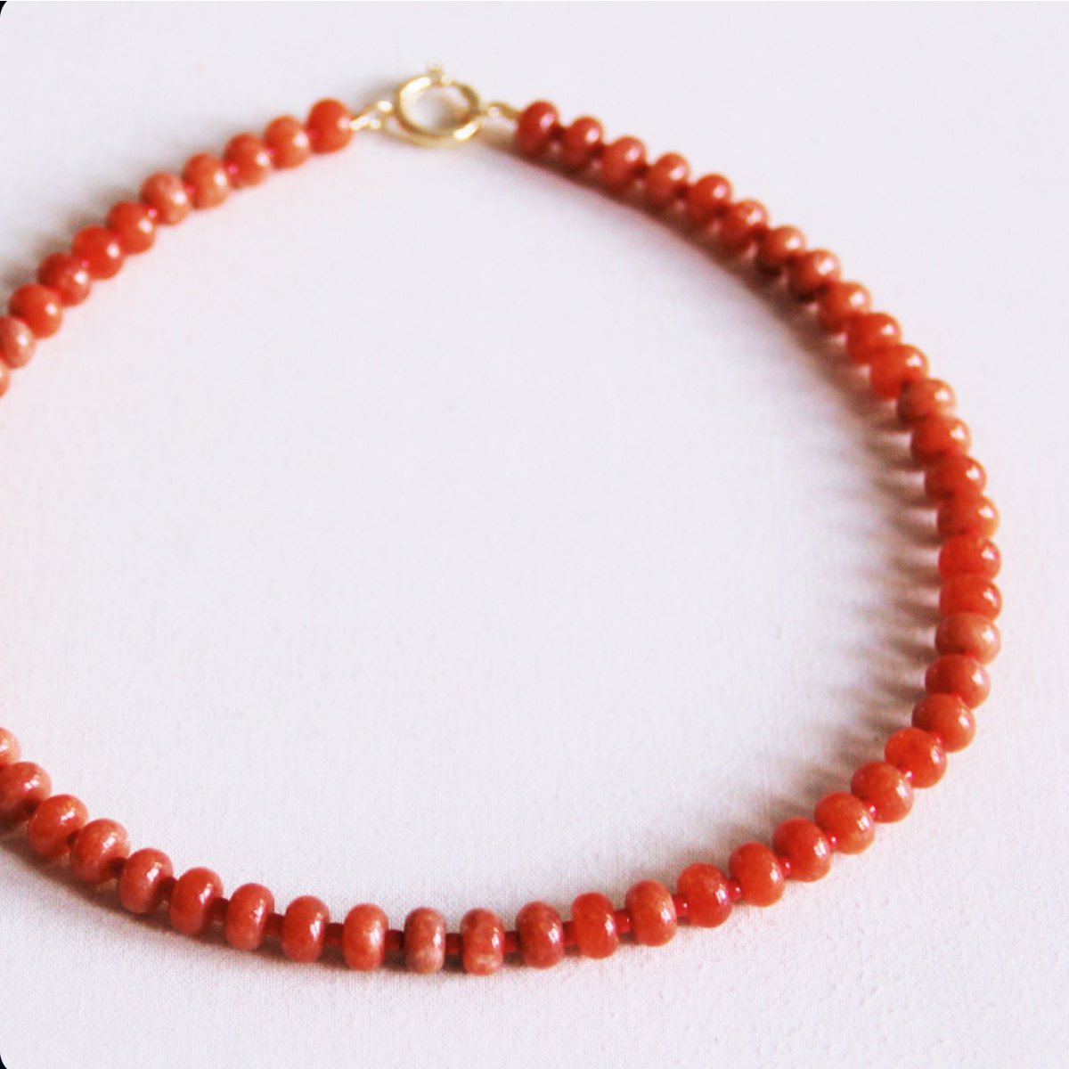 BAZOU Kralen ketting van natuursteendonuts - oranje/rood