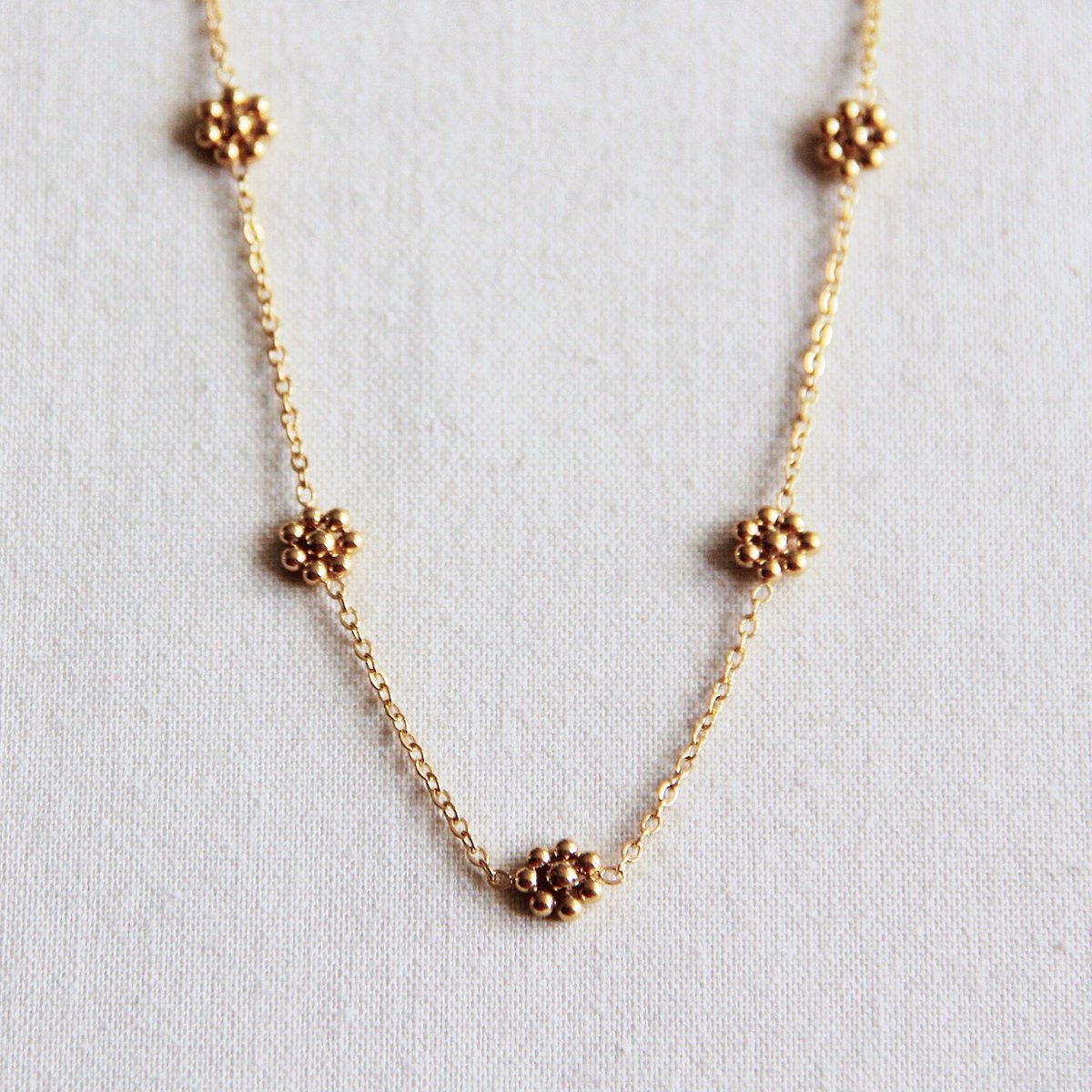 BAZOU RVS ketting met fijne madeliefjesbloemen - goud