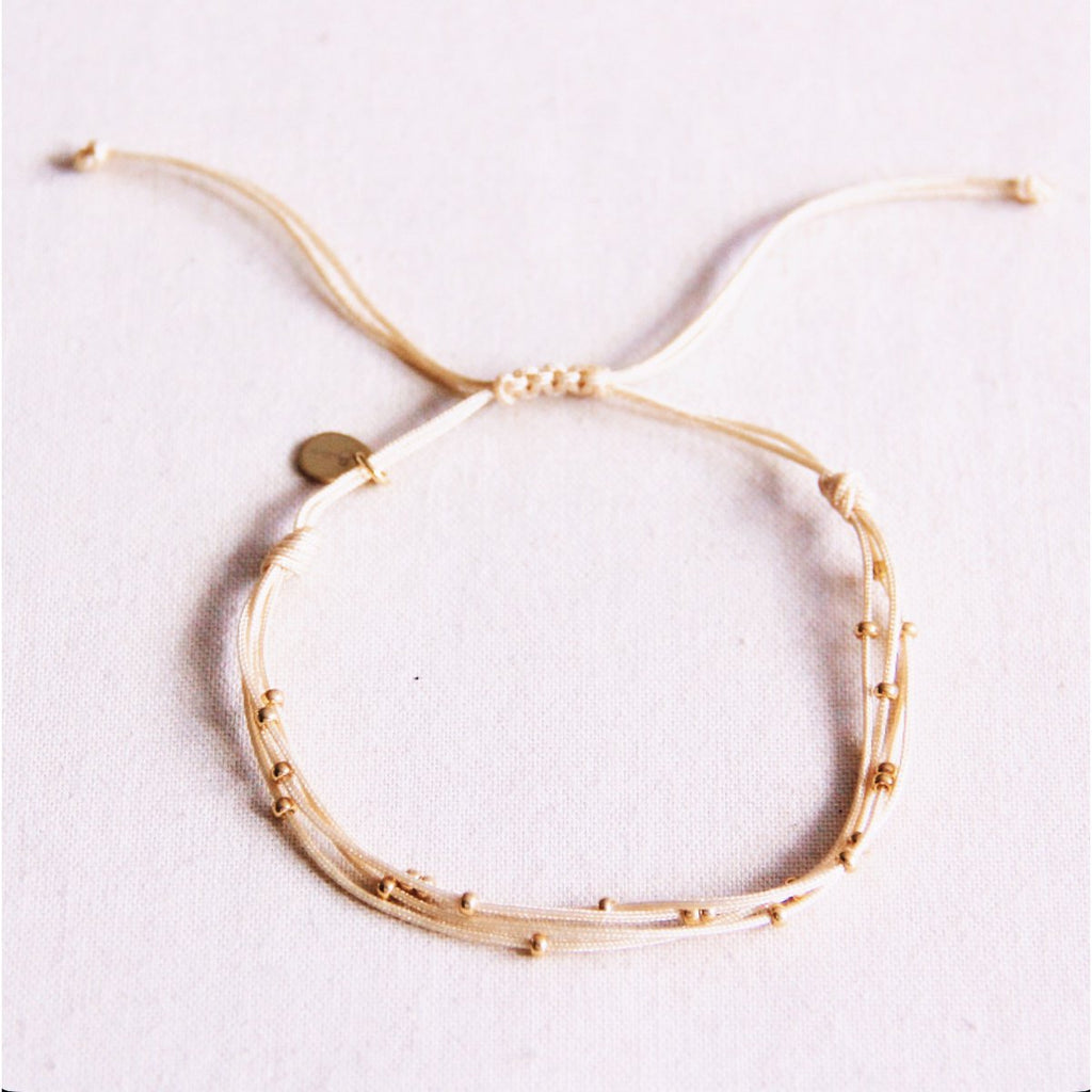 Viervoudige satijnen armband met kralen - zand