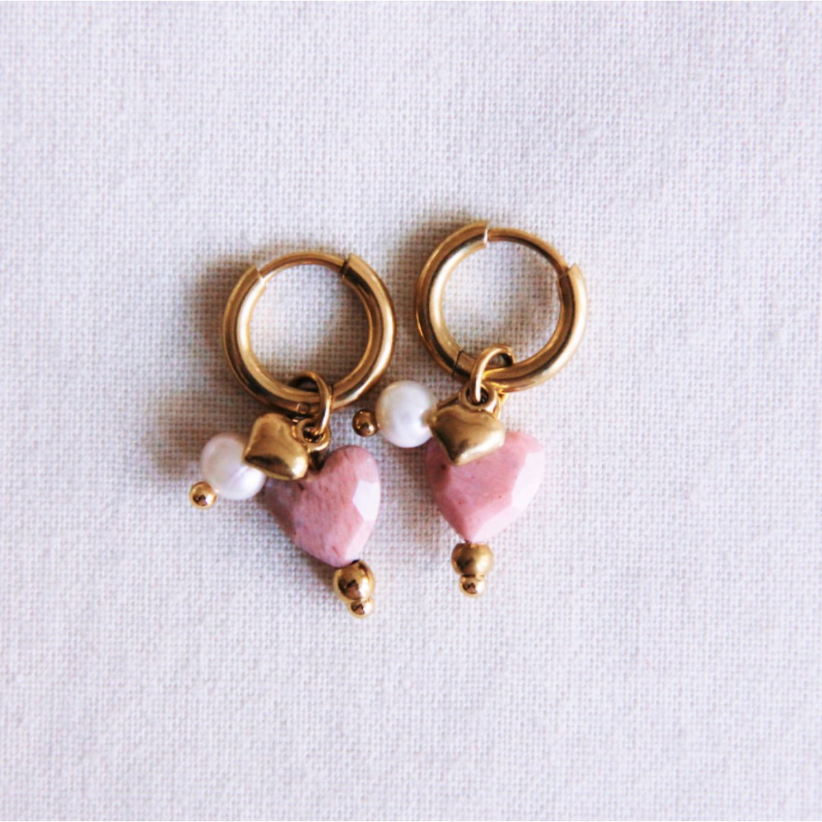 BAZOU Stainless steel hoop earrings with gemstone heart, mini heart and pearls - dusty pink