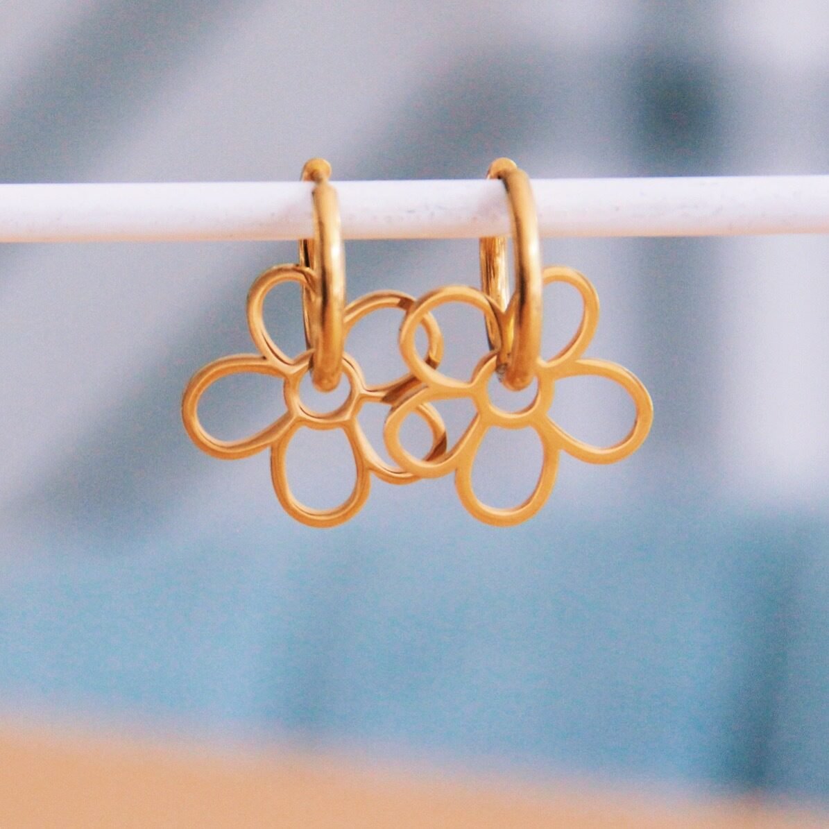 BAZOU Brede creool met bloemenhanger