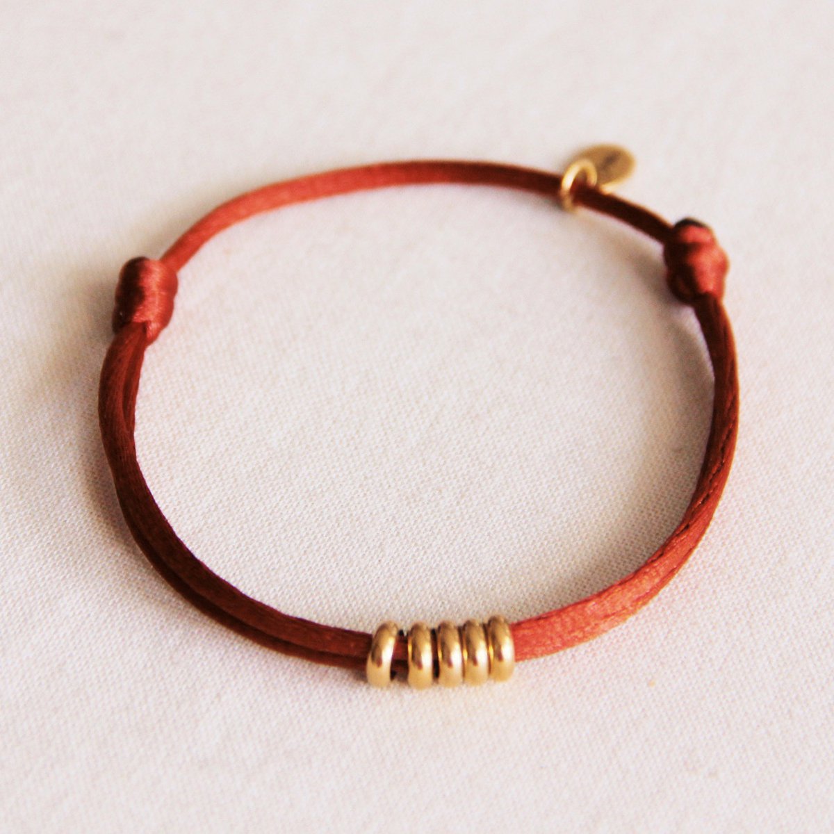 BAZOU Satijnen armband met ringen - cognac/goud