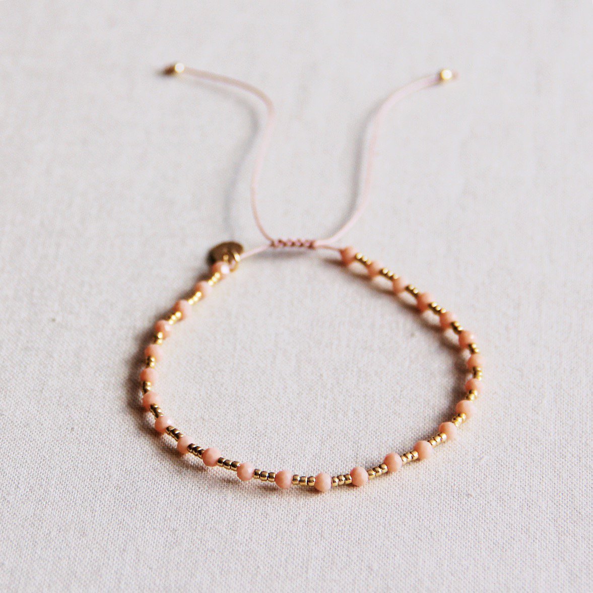 BAZOU Edelsteen armband met vergulde miyuki – perzik