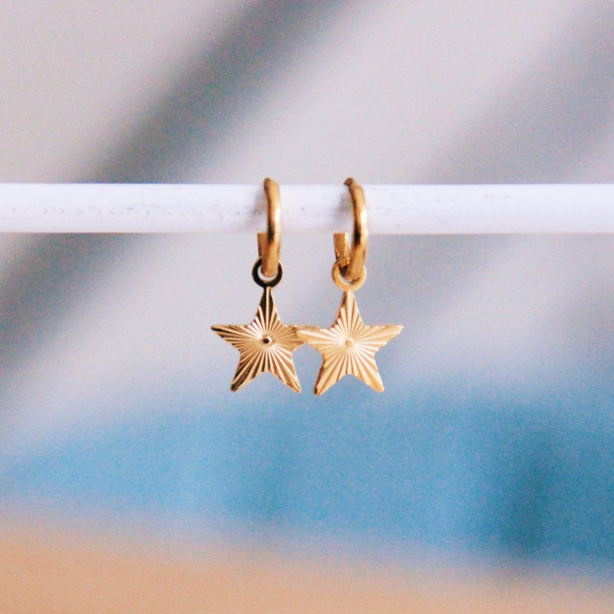 BAZOU Edelstalen oorringen met een fantasiester - goud