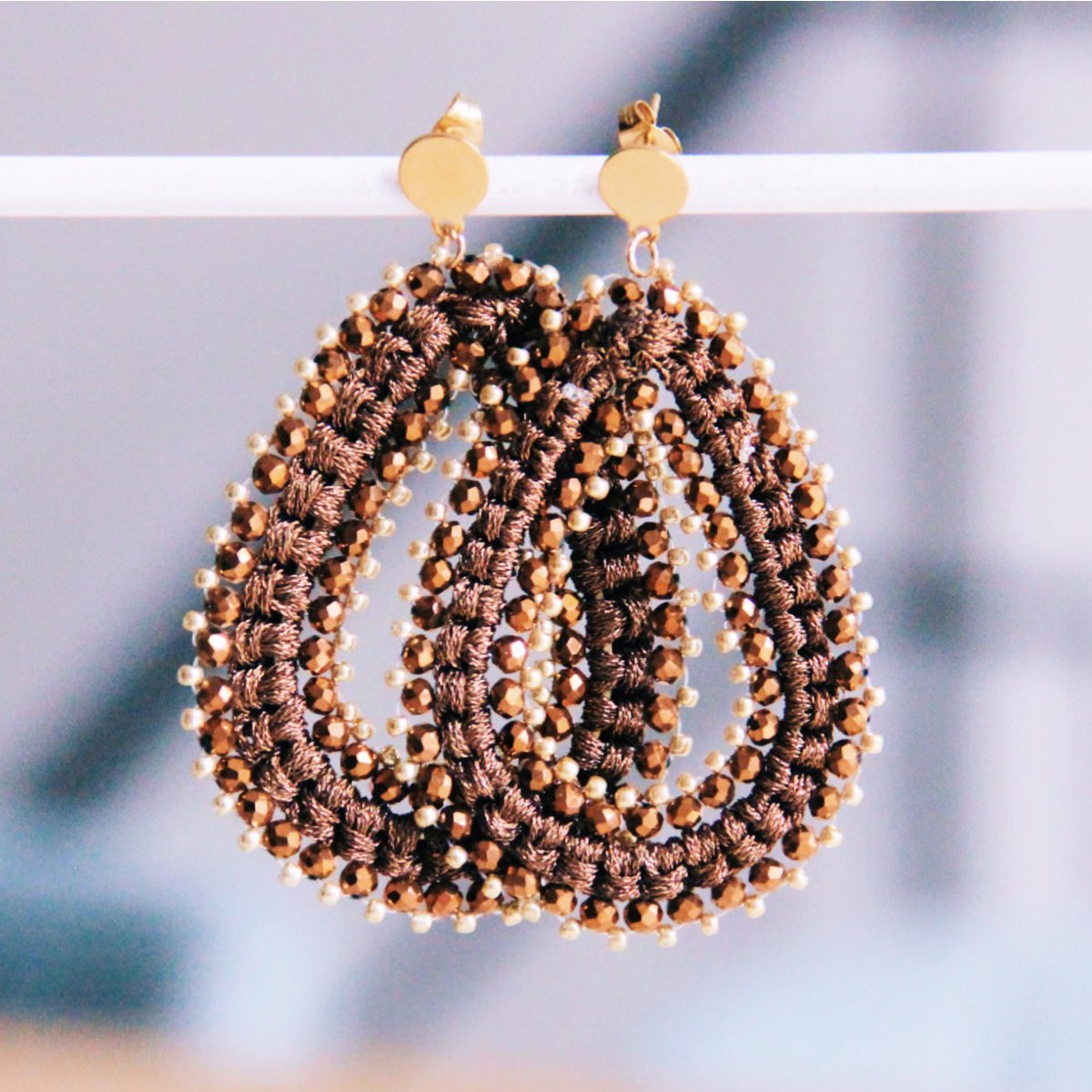 BAZOU Statement earring woven facet drop - brown