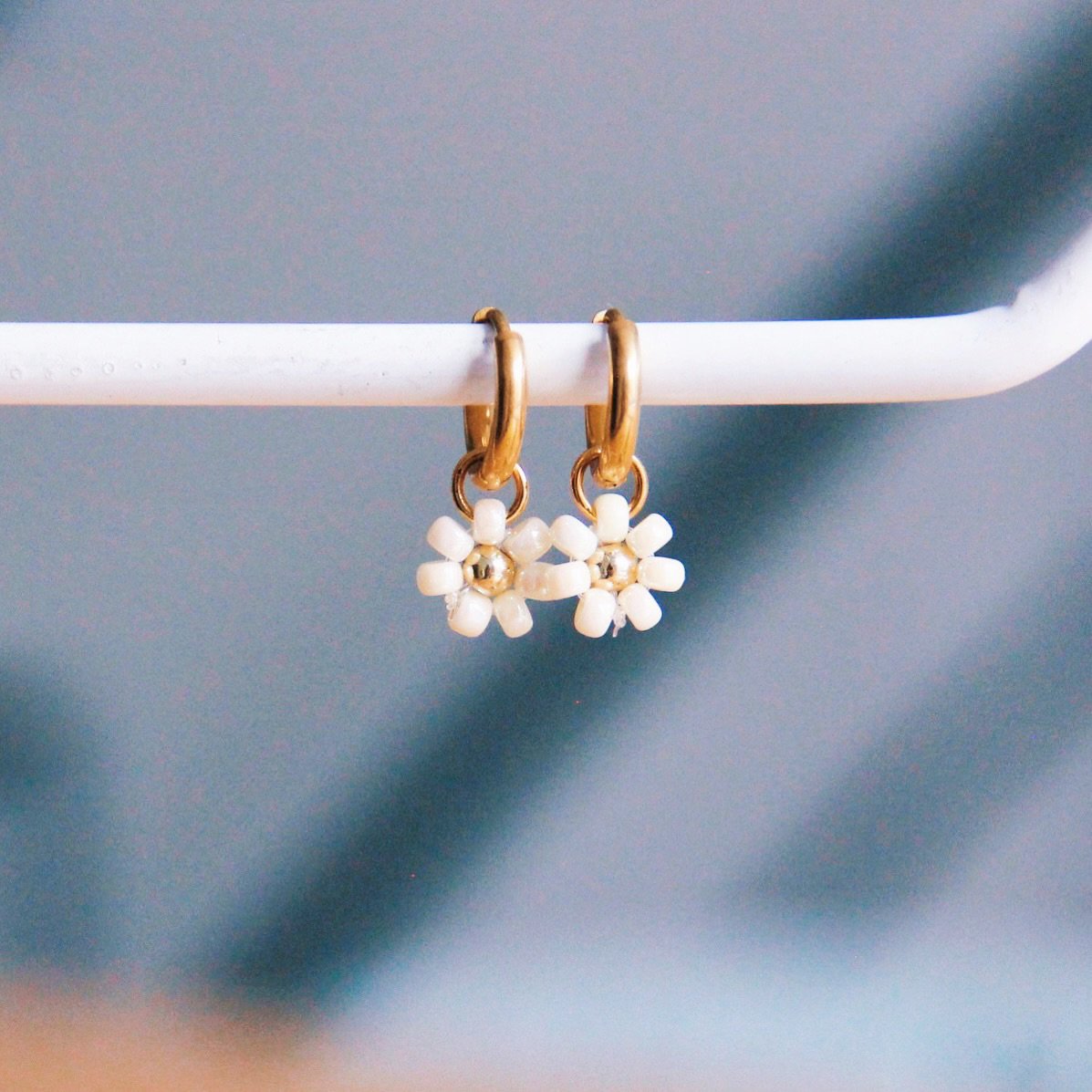 BAZOU oorringen met 'madeliefjebloem' - creme/goud - SS382
