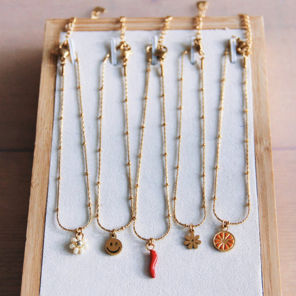 Fijn enkelbandje van roestvrij staal met madeliefjebloem – crème/goud