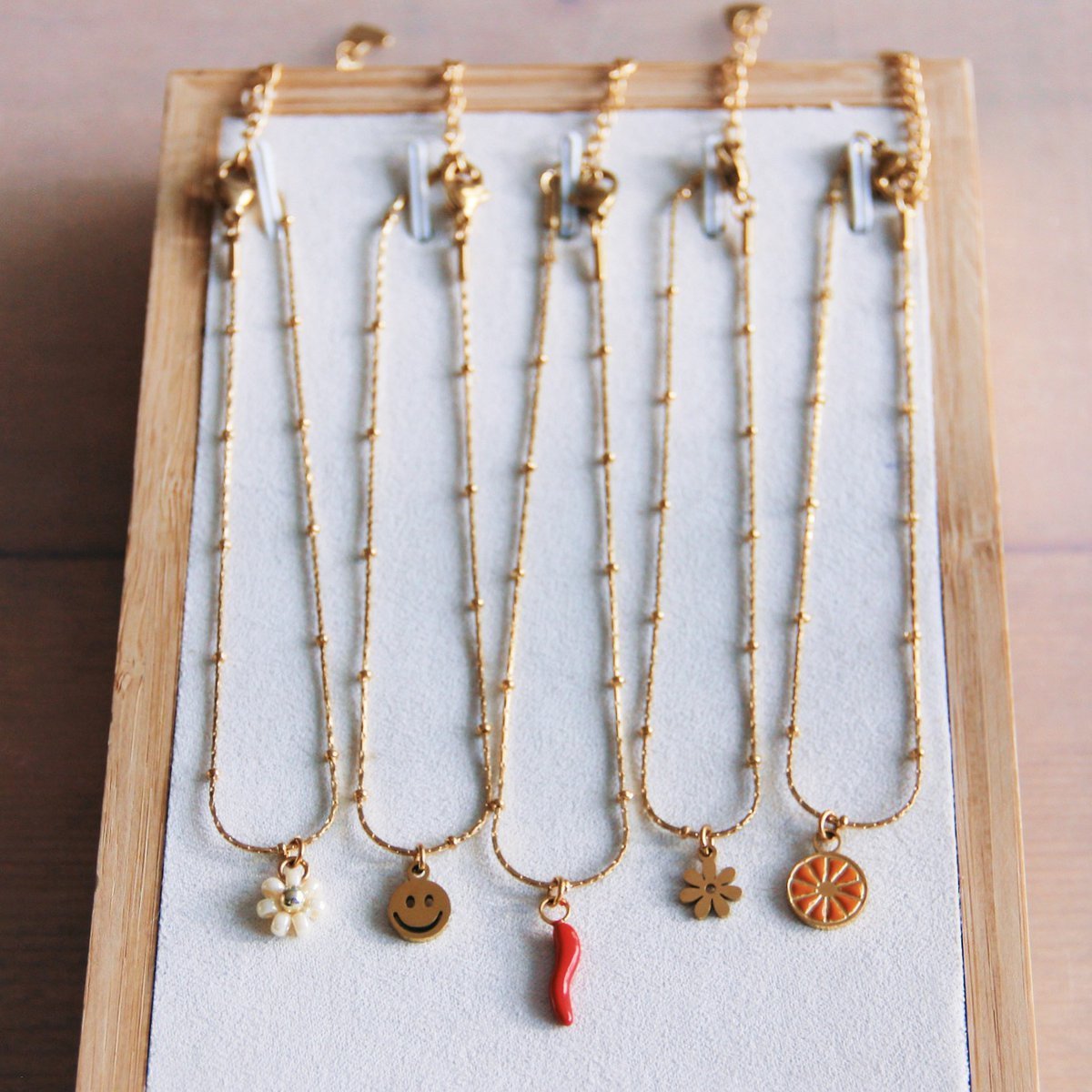 Fijn enkelbandje van roestvrij staal met madeliefjebloem – crème/goud