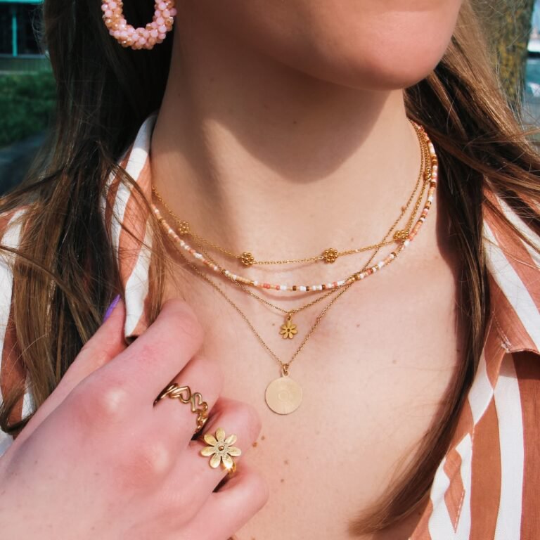 BAZOU RVS ketting met fijne madeliefjesbloemen - goud