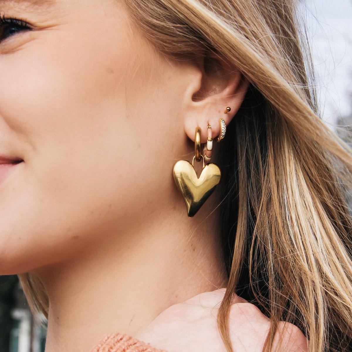 BAZOU RVS brede oorring met XL gesloten hart - goud