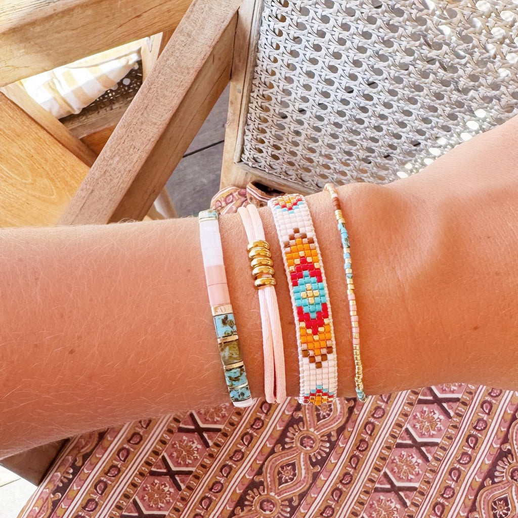 BAZOU Satijnen armband met ringen - zalm/goud