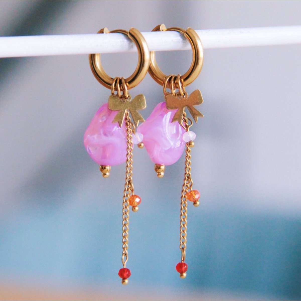 BAZOU Stainless steel hoop earrings with bow, nugget and faceted garland - lilac