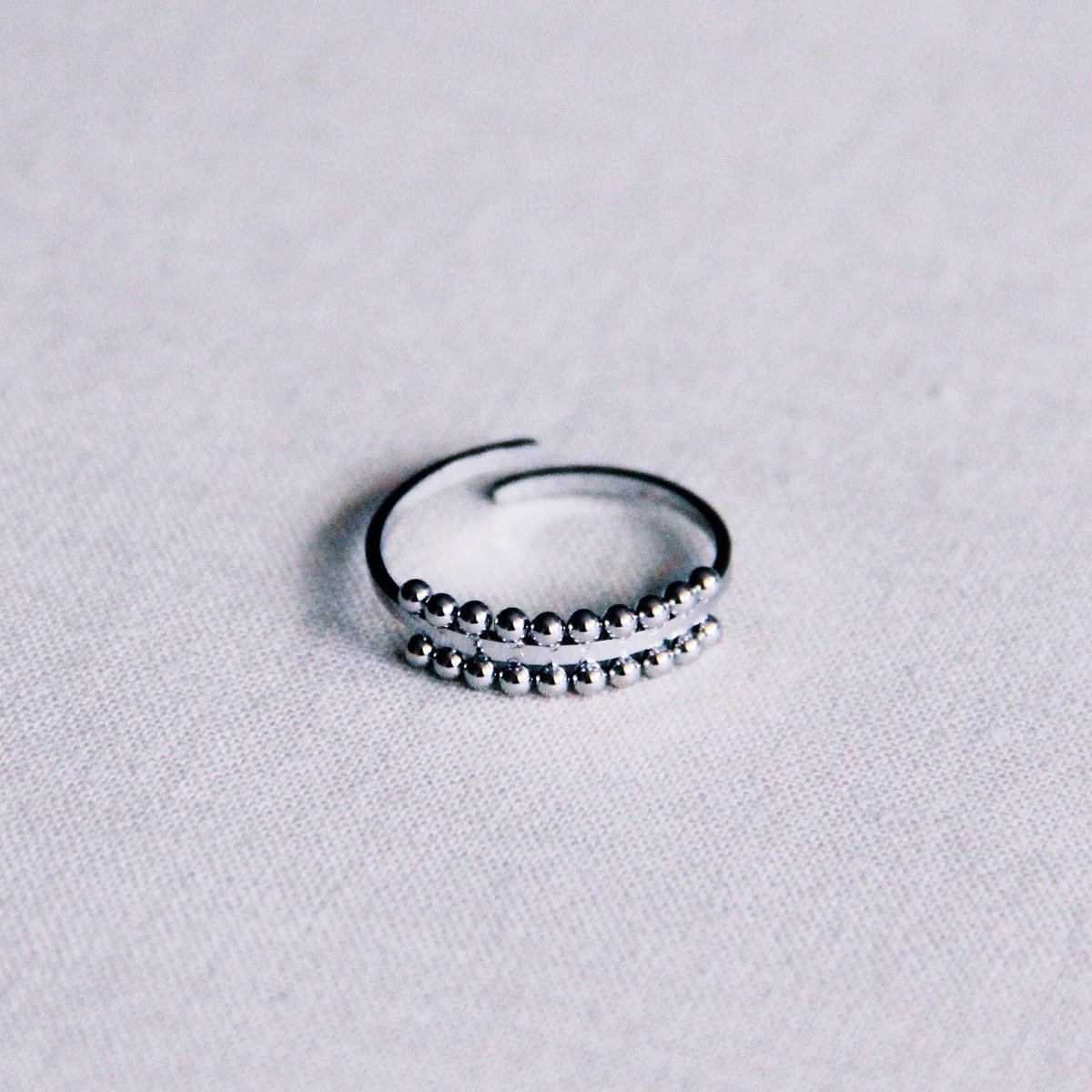 BAZOU R640: Stalen verstelbare ring met gestippelde rand - zilver