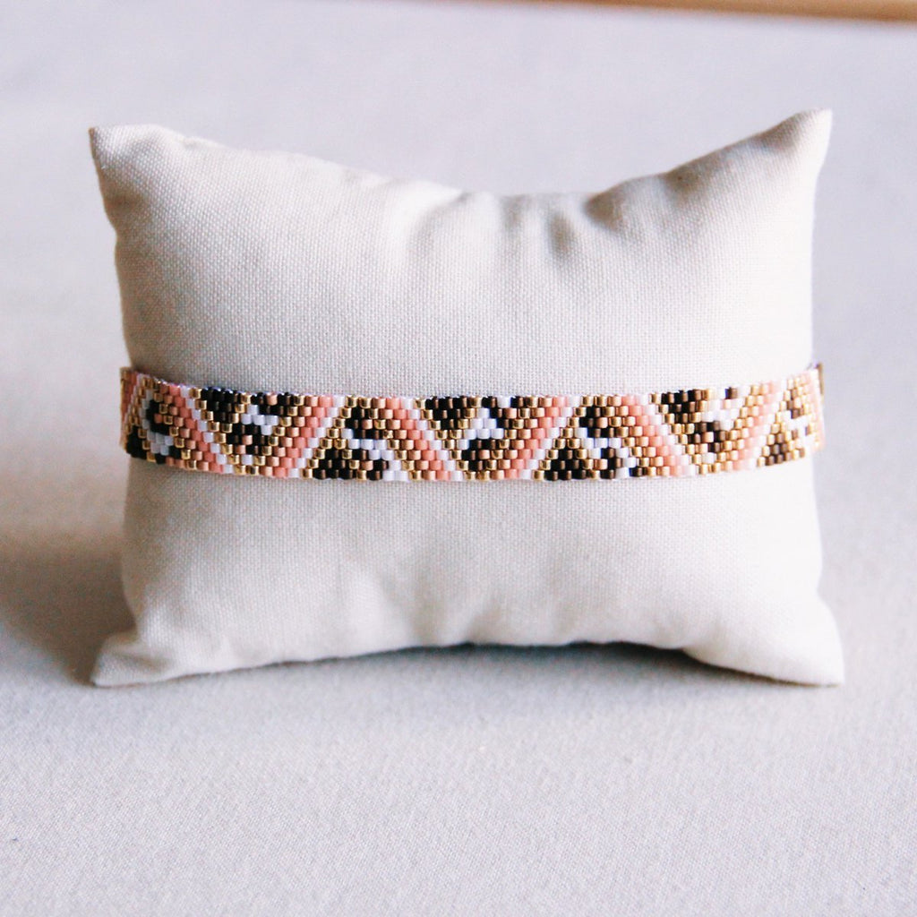 BAZOU Weven armband met zigzag en luipaardprint - zalm/bruin/wit