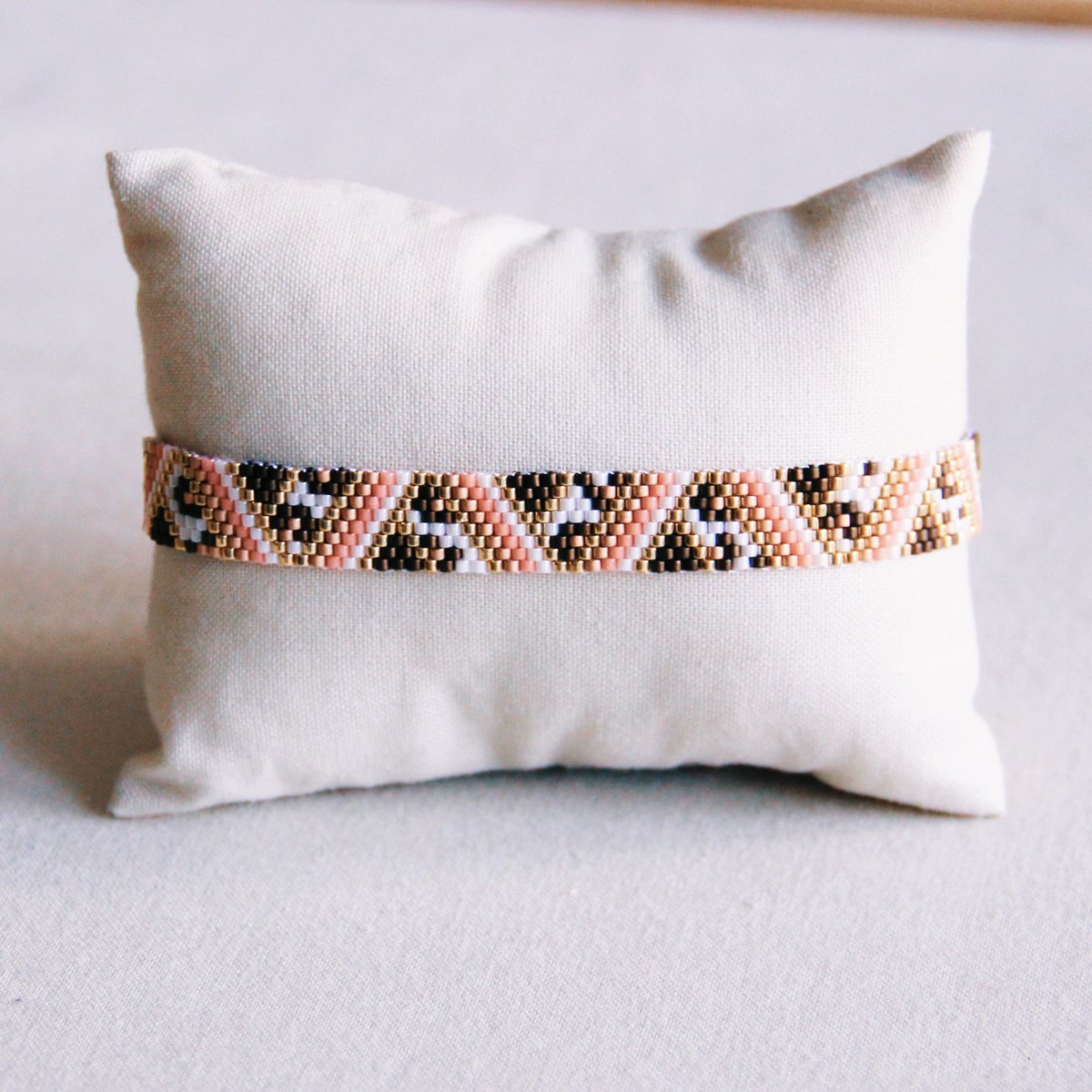 BAZOU Weven armband met zigzag en luipaardprint - zalm/bruin/wit