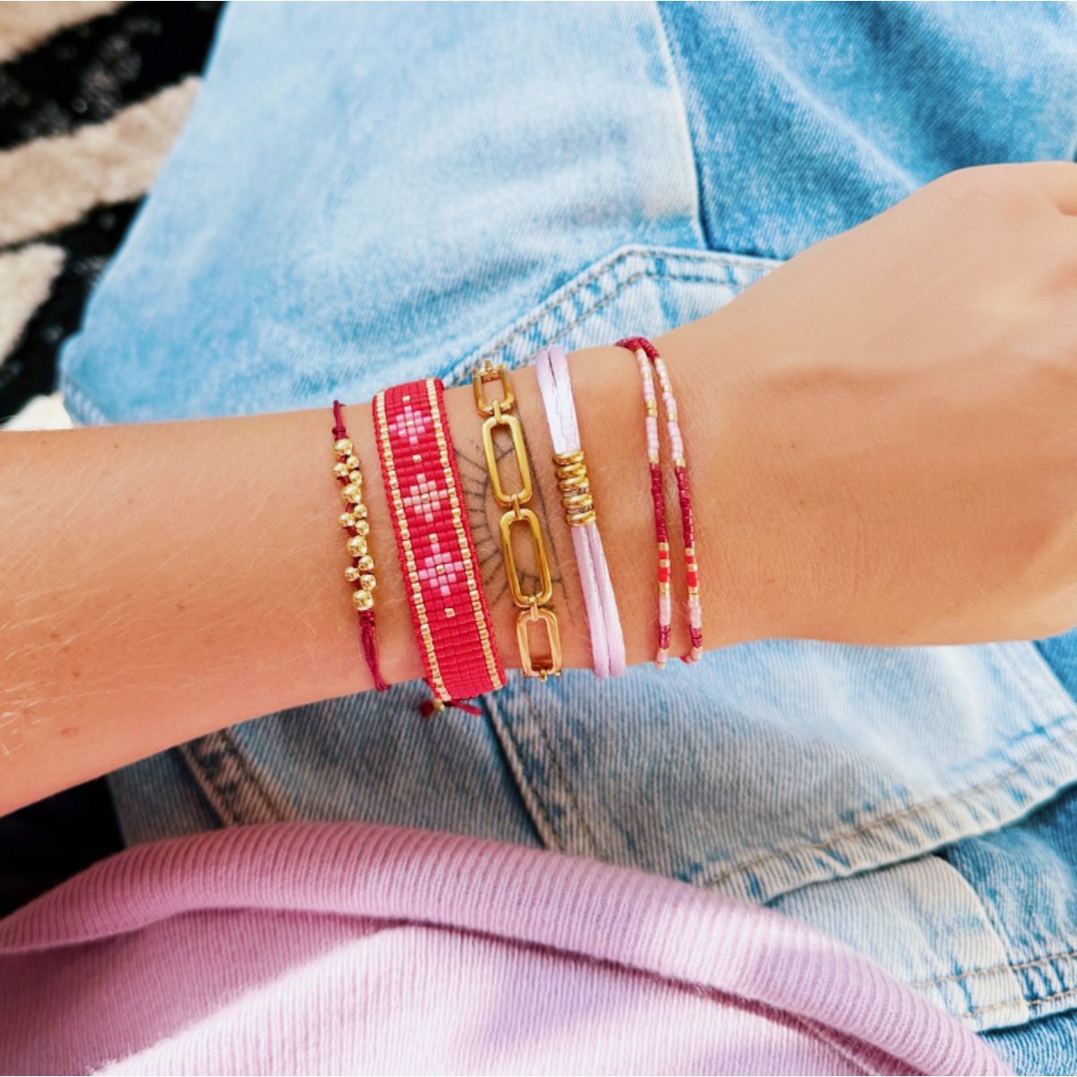 BAZOU Satijnen armband met ringen – lila/goud