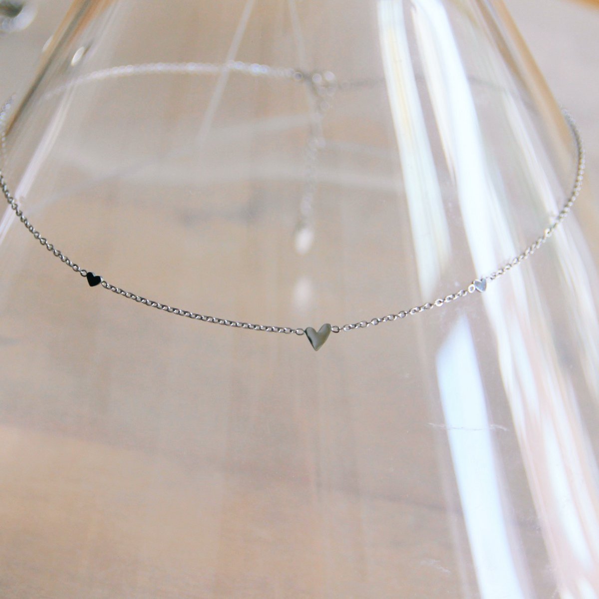 BAZOU RVS fijne ketting met 3 mini hartjes - zilver