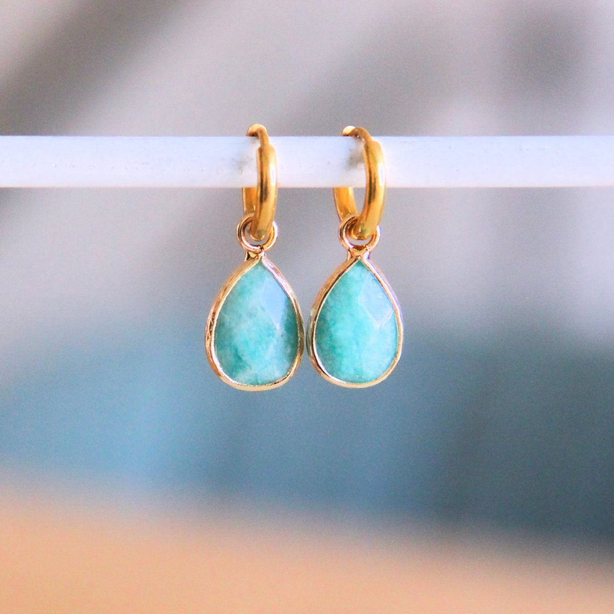 BAZOU Roestvrijstalen hoepel oorbellen met druppelvormige natuursteen-mint