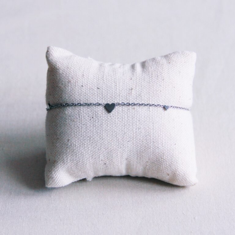 Edelstalen fijne armband met 3 mini hartjes – zilver