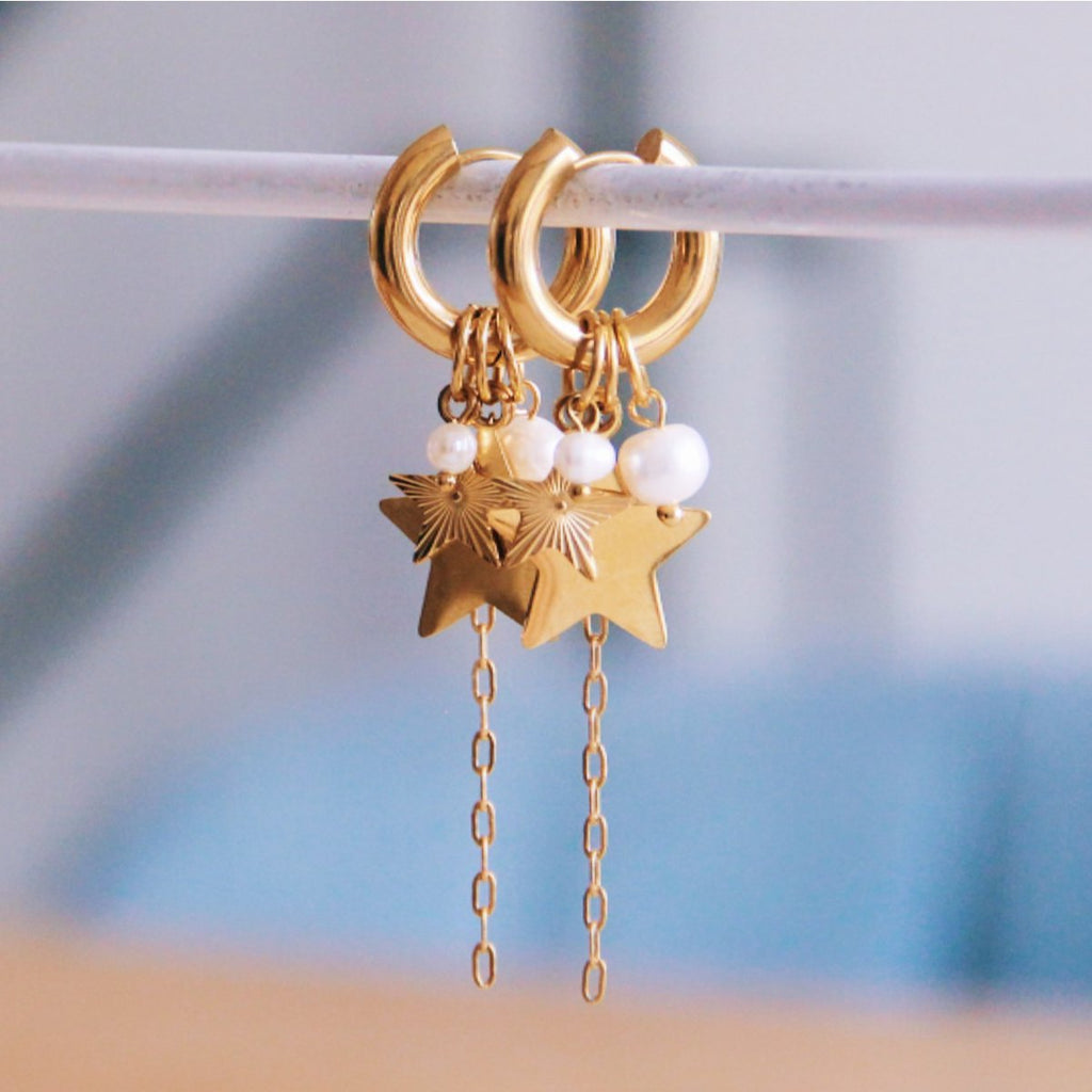 BAZOU brede hoepeloorbel met sterren, parel en ketting - goud