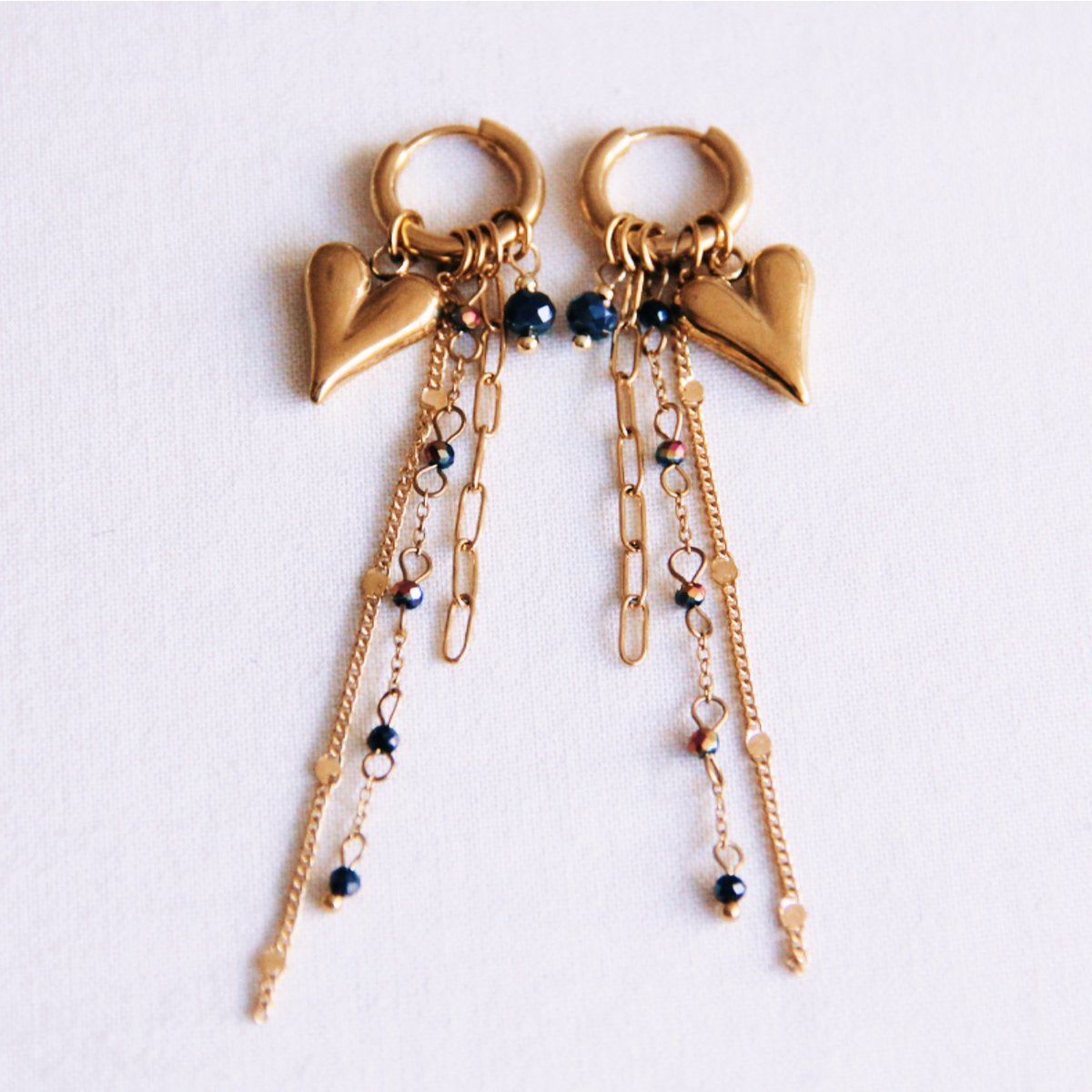 BAZOU Edelstaal oorbel met glanzende touwtjes, facet en hartje - goud/zwart