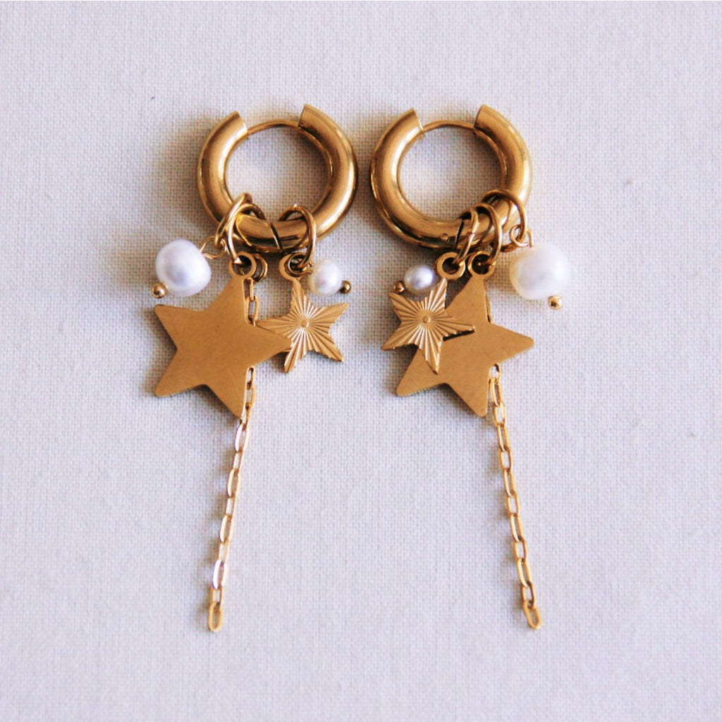 BAZOU brede hoepeloorbel met sterren, parel en ketting - goud