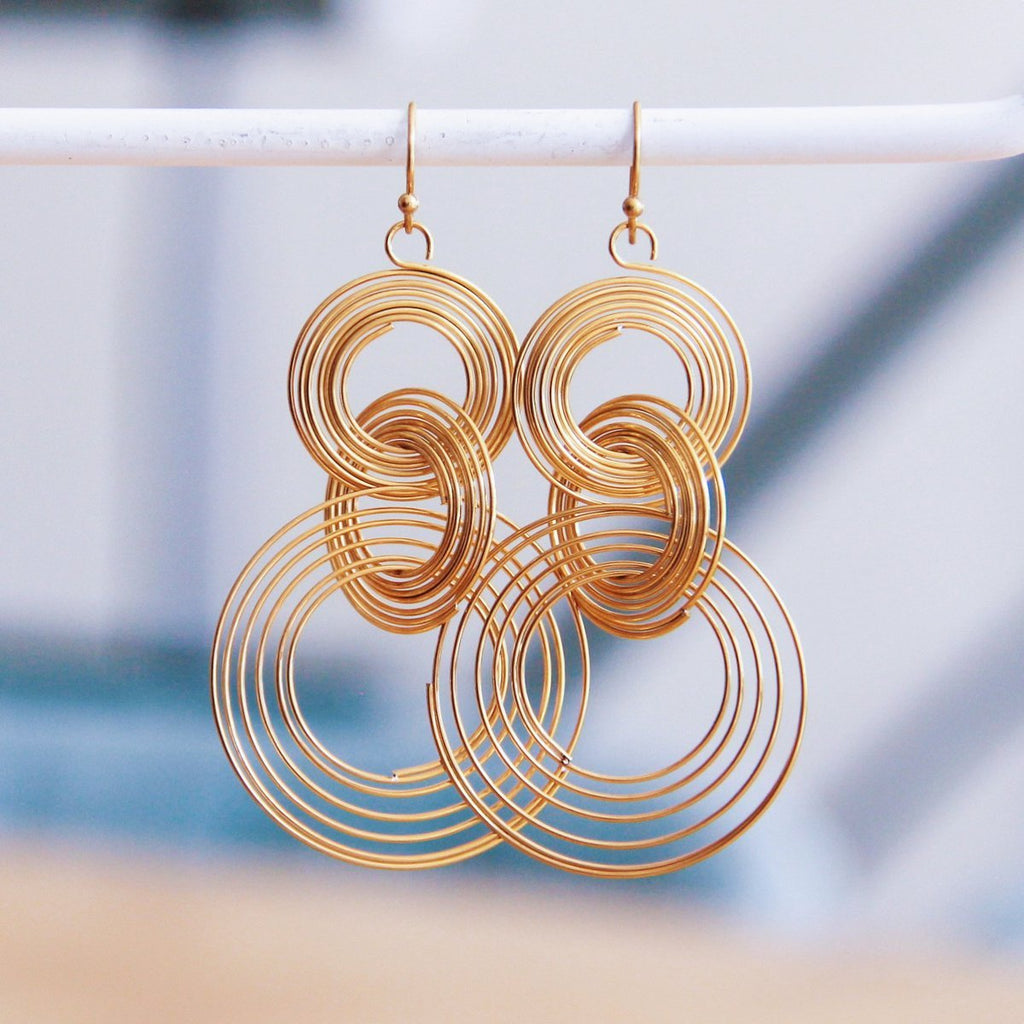 BAZOU RVS statement oorbel gedraaide ringen - goud