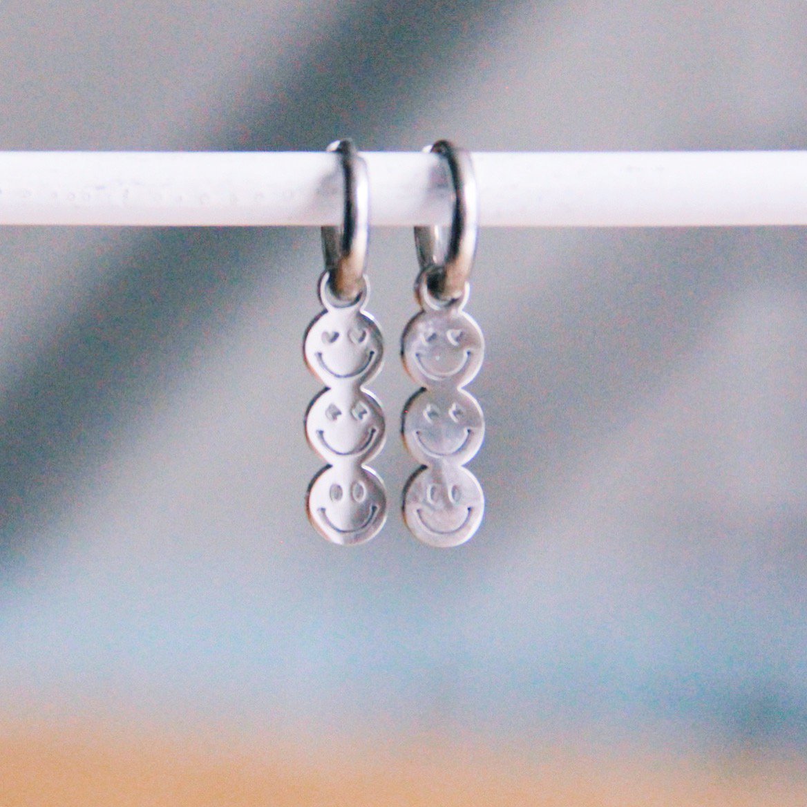 BAZOU oorringen met 3 smileys – zilver