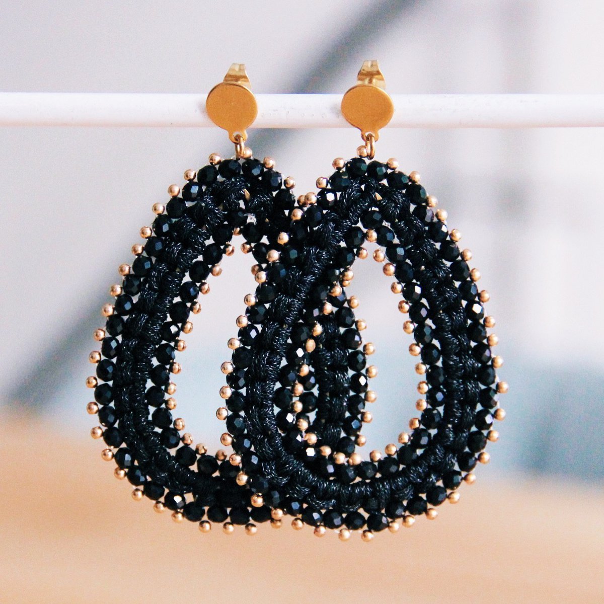 BAZOU Statement earring woven facet drop - black