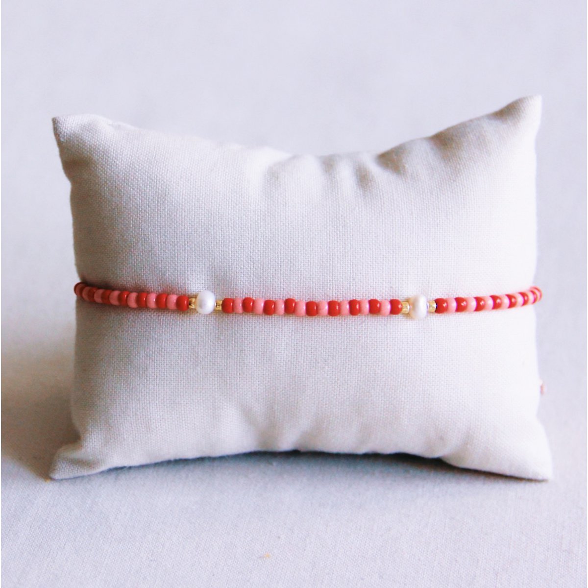 Kralen enkelarmband met parels - rood/roze