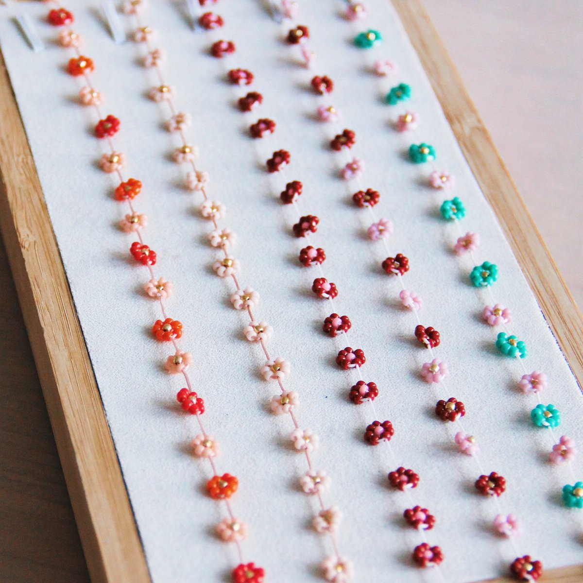 BAZOU RVS ketting met madeliefjesbloem – Mix rood/roze