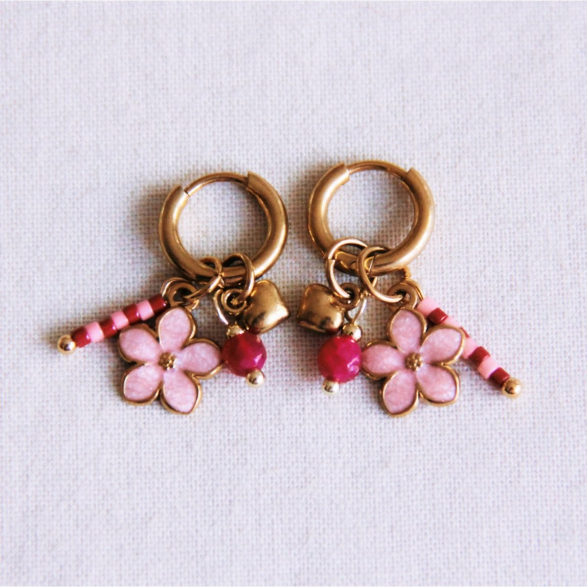 BAZOU Stainless steel hoop earrings with pink flower, mini heart and stones - pink
