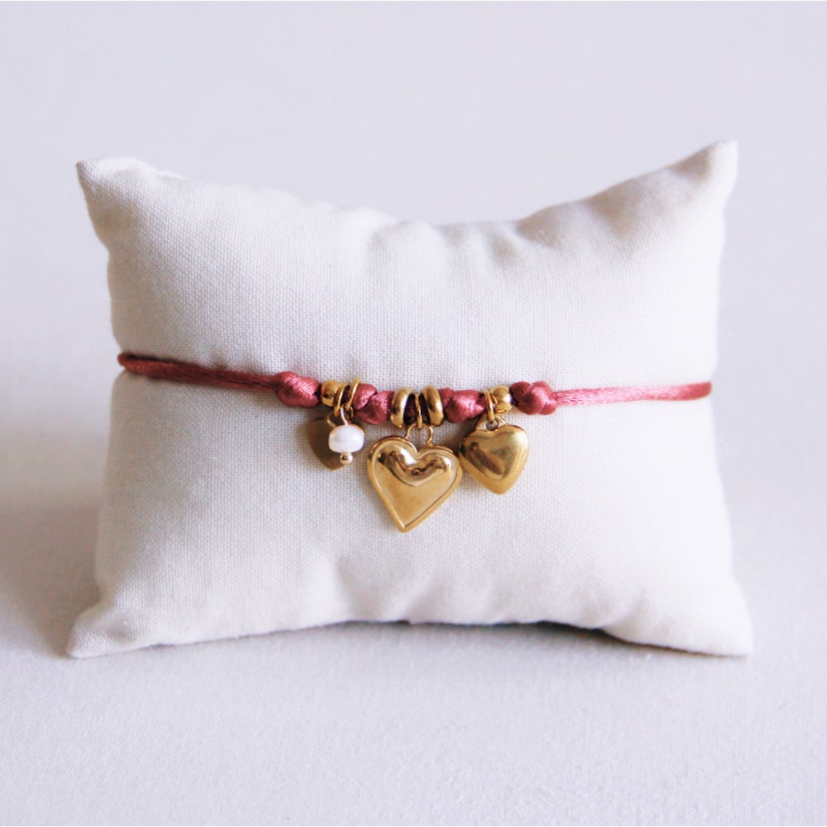 BAZOU Satijnen bedelarmband met harten en kleine parel - stoffig roze