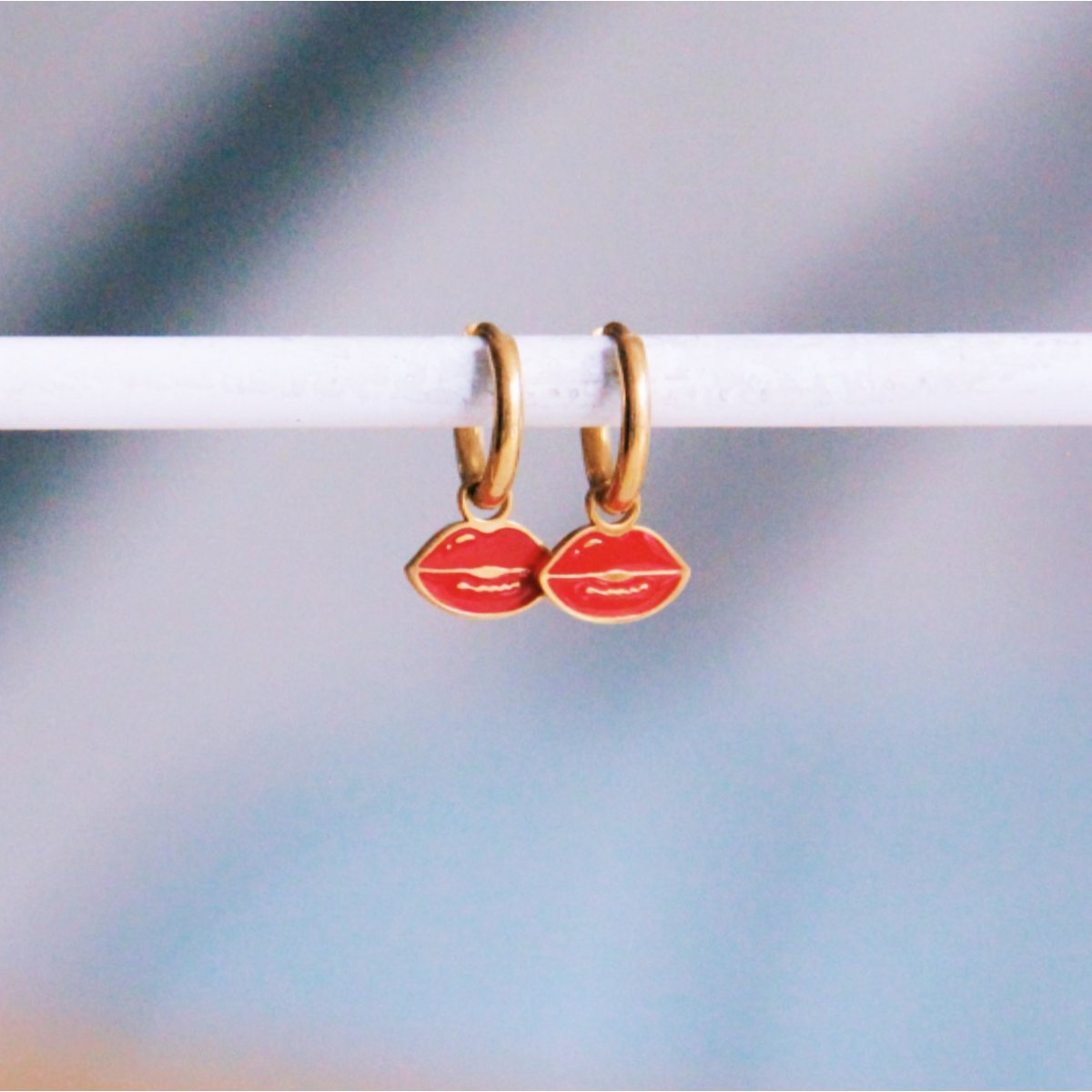 BAZOU RVS oorringen met lippen - goud
