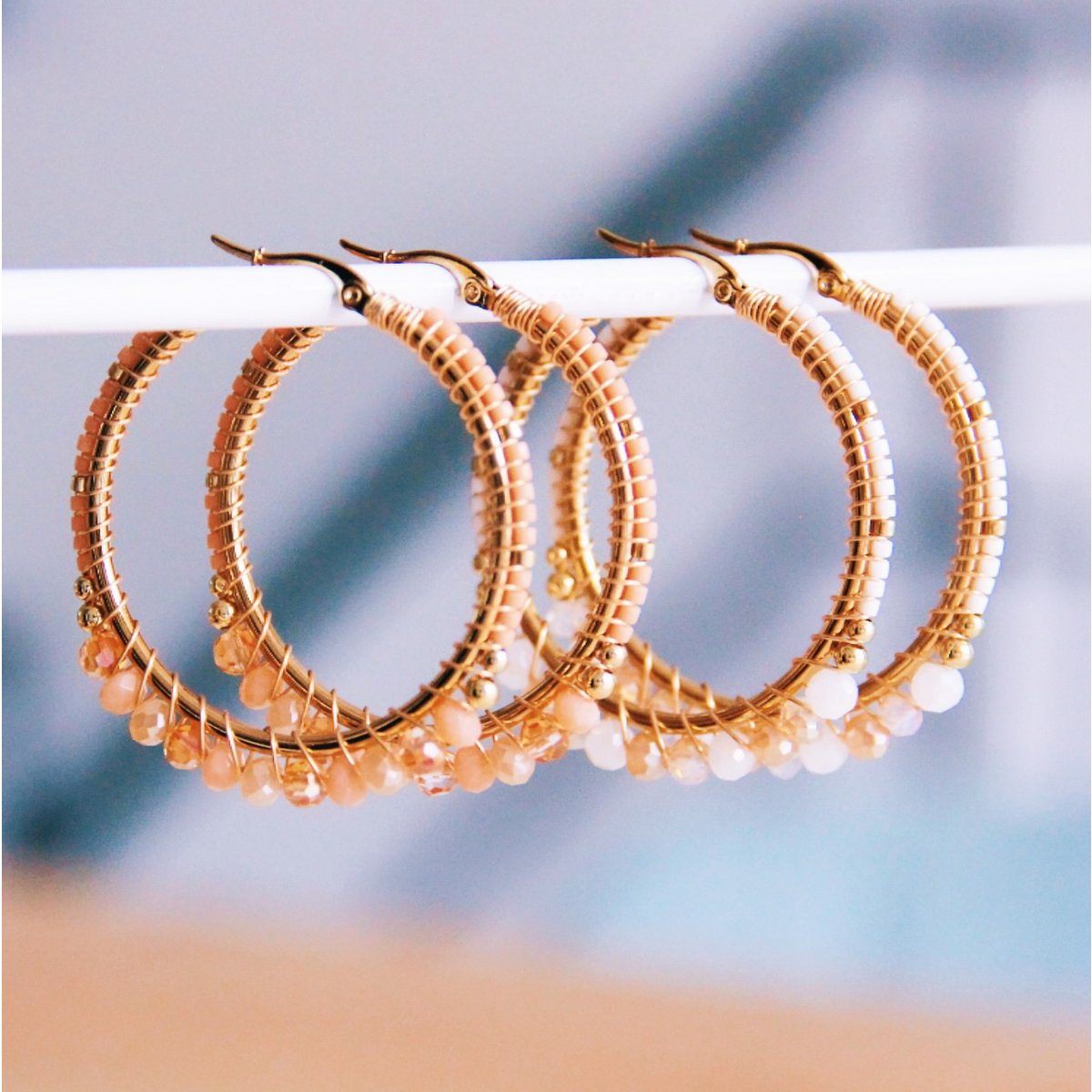 BAZOU Round Hoop -oorbellen met facetten en Miyukis - Peach