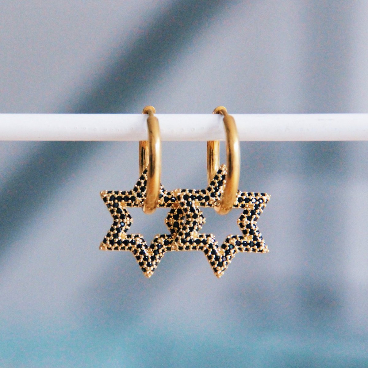 BAZOU Edelstalen oorringen met kristallen ster - zwart/goud