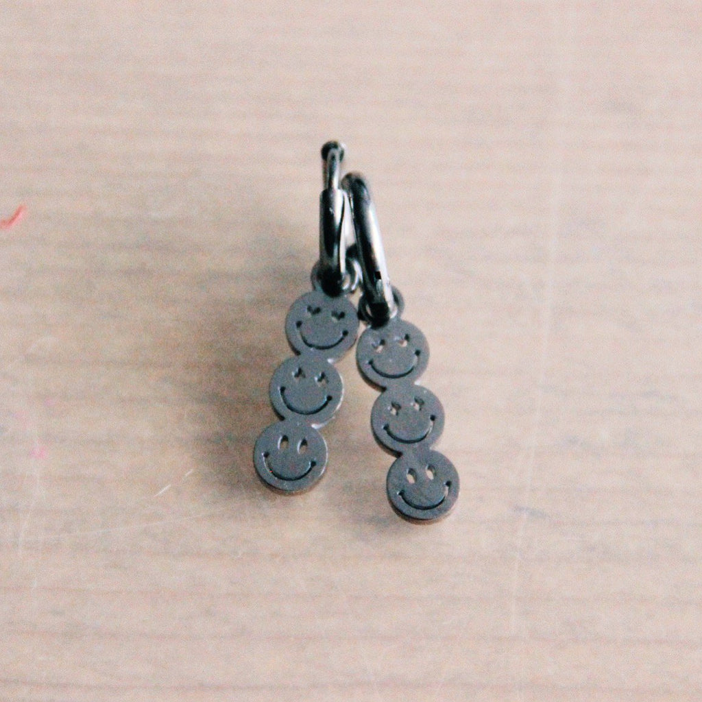 BAZOU oorringen met 3 smileys – zilver