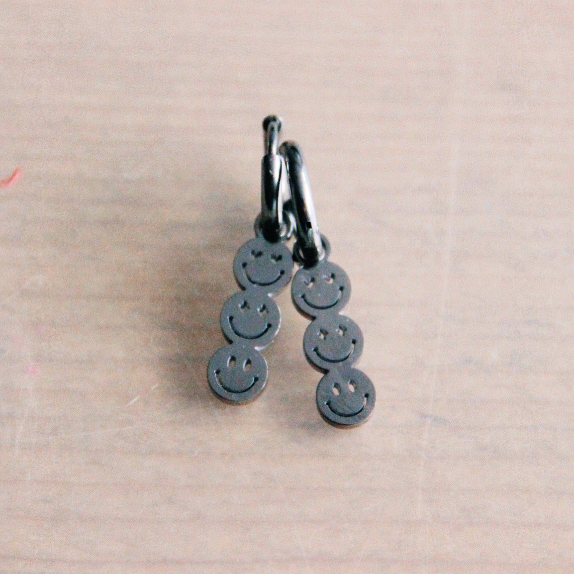 BAZOU oorringen met 3 smileys – zilver