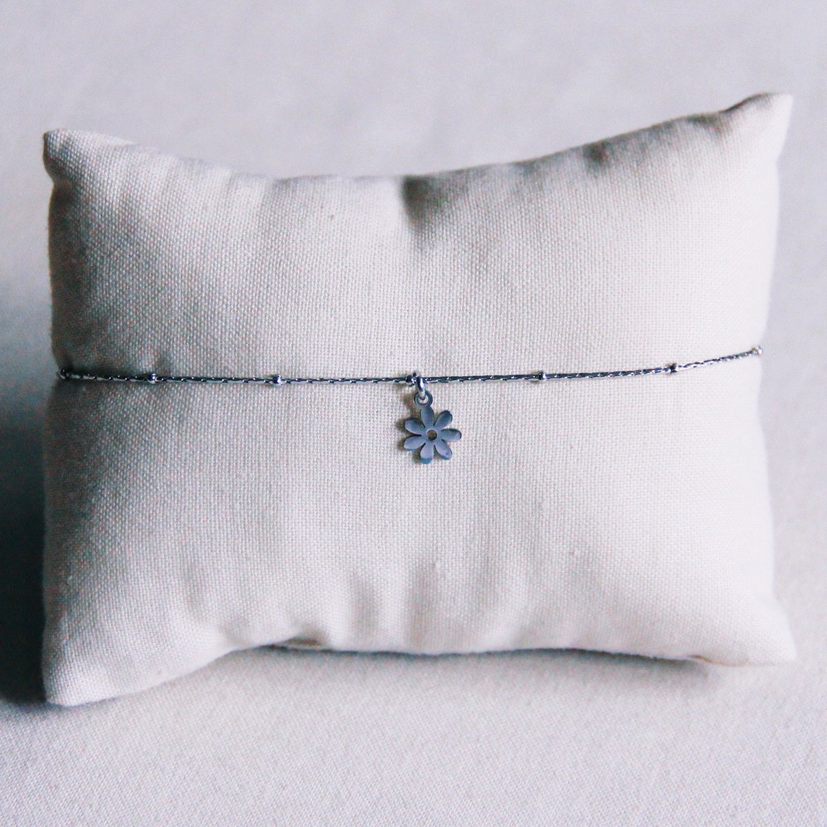 Fijn enkelbandje van roestvrij staal met madeliefjebloem – zilver