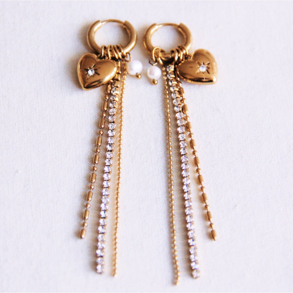 BAZOU RVS oorbel met glanzende touwtjes, strass steentjes, hartje en parel - goud