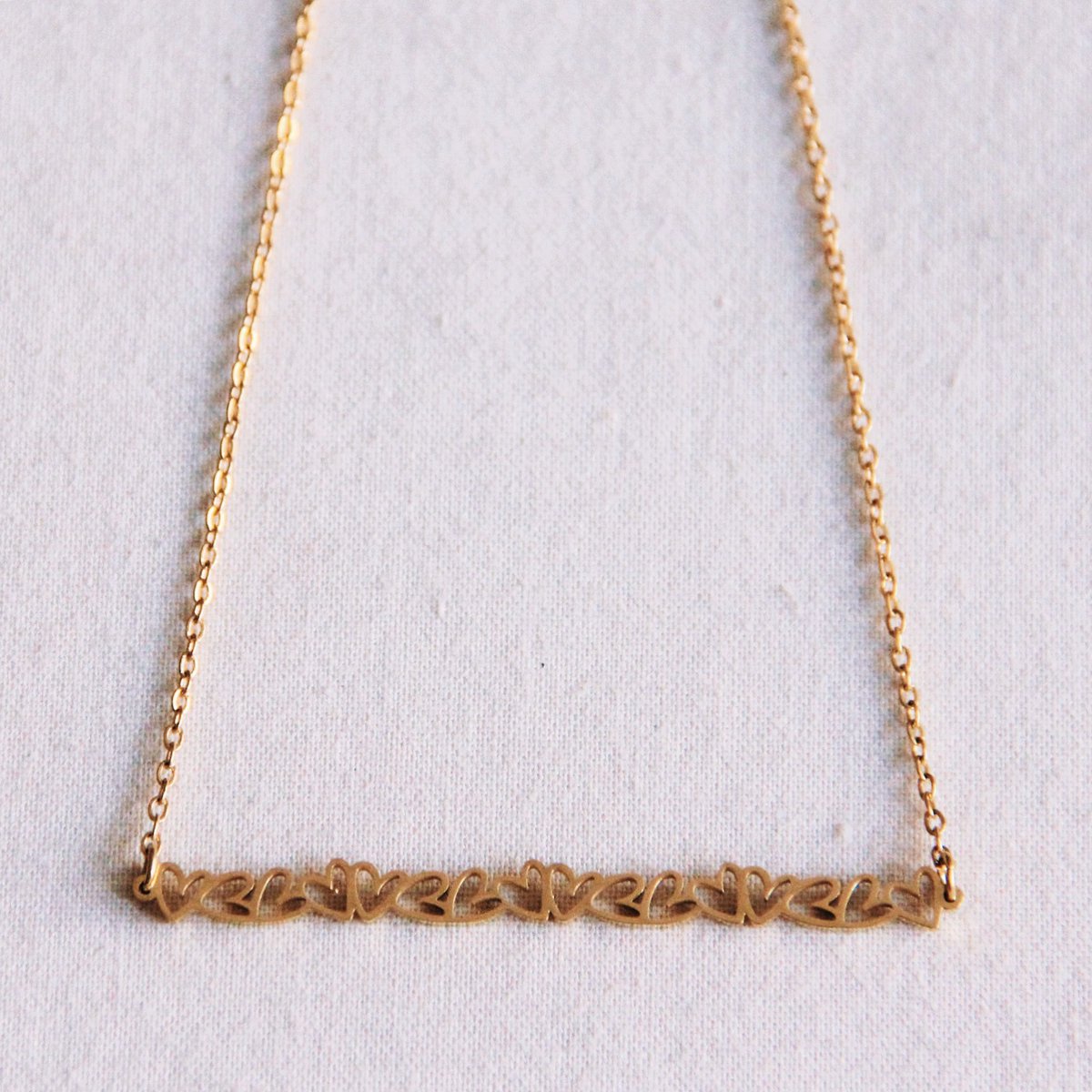 Fijne ketting met een rij mini -harten