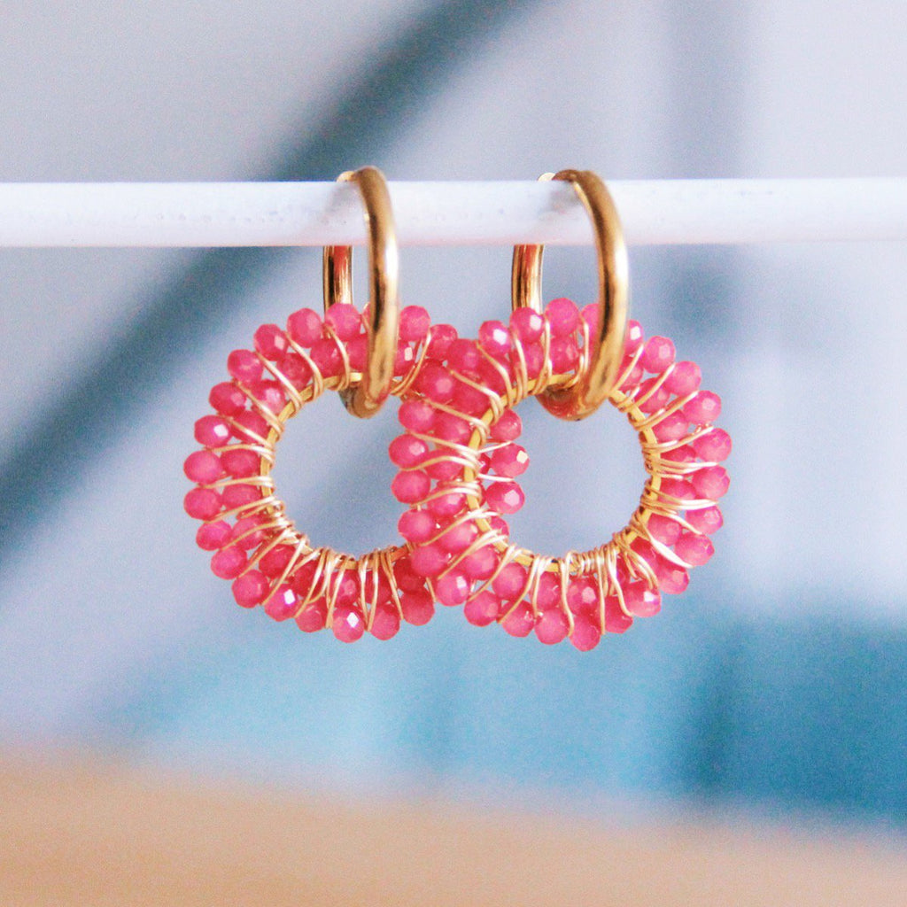 BAZOU Oorrel met ronde facet hanger - fuchsia