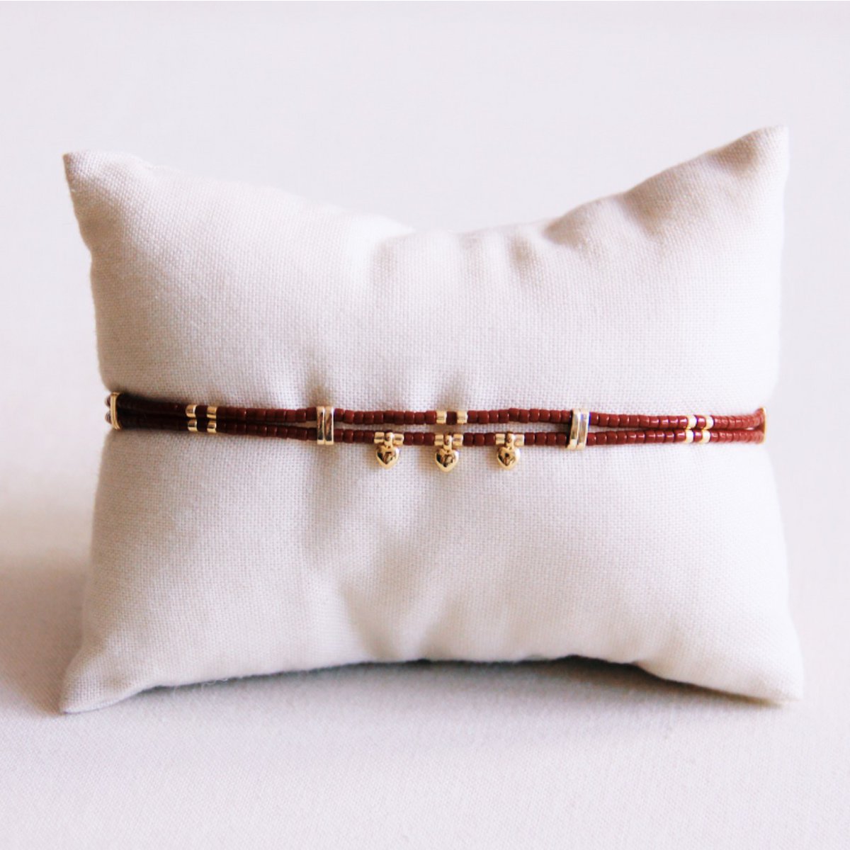 BAZOU Dubbele Miyuki -armband met 3 mini -harten - donkerbruin
