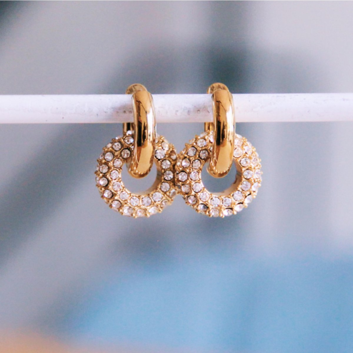 BAZOU Roestvrij stalen brede hoepeloorbel met ronde kristallen hanger - goud