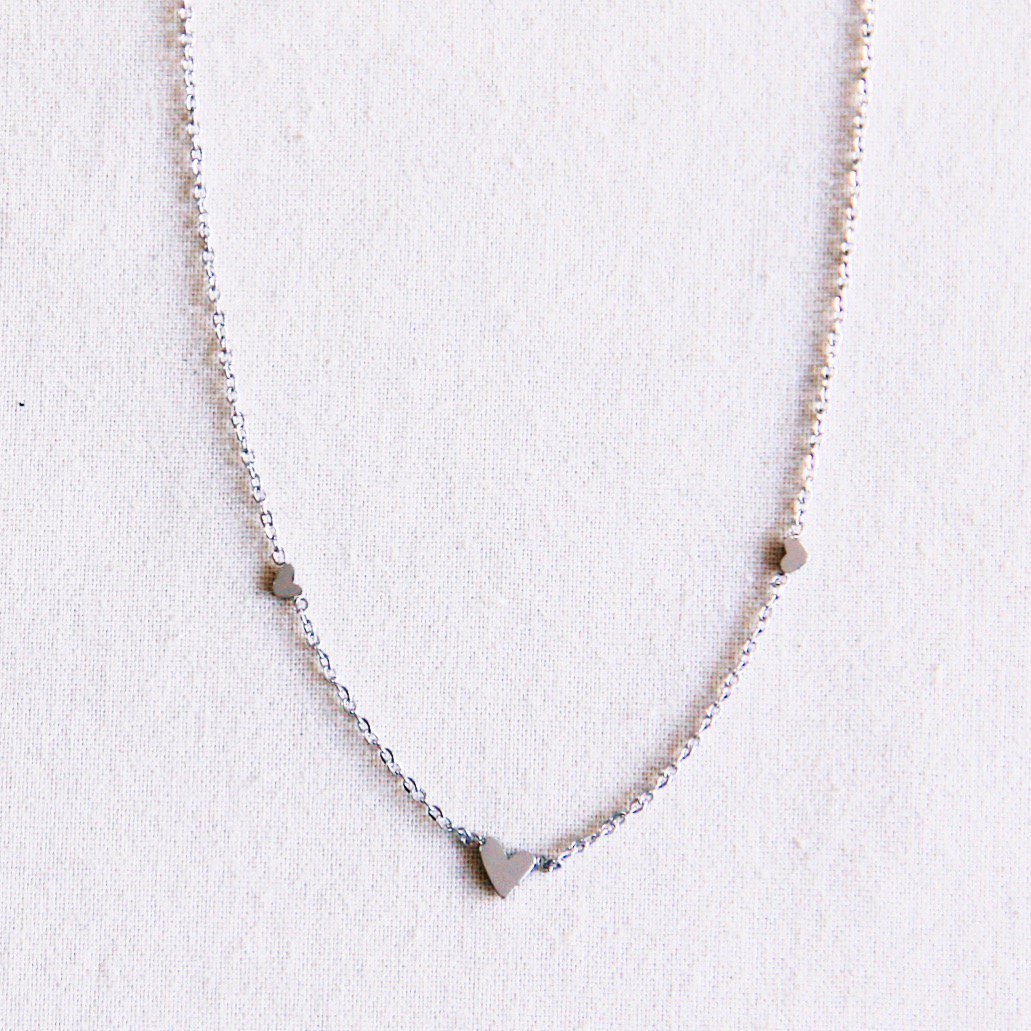 BAZOU RVS fijne ketting met 3 mini hartjes - zilver