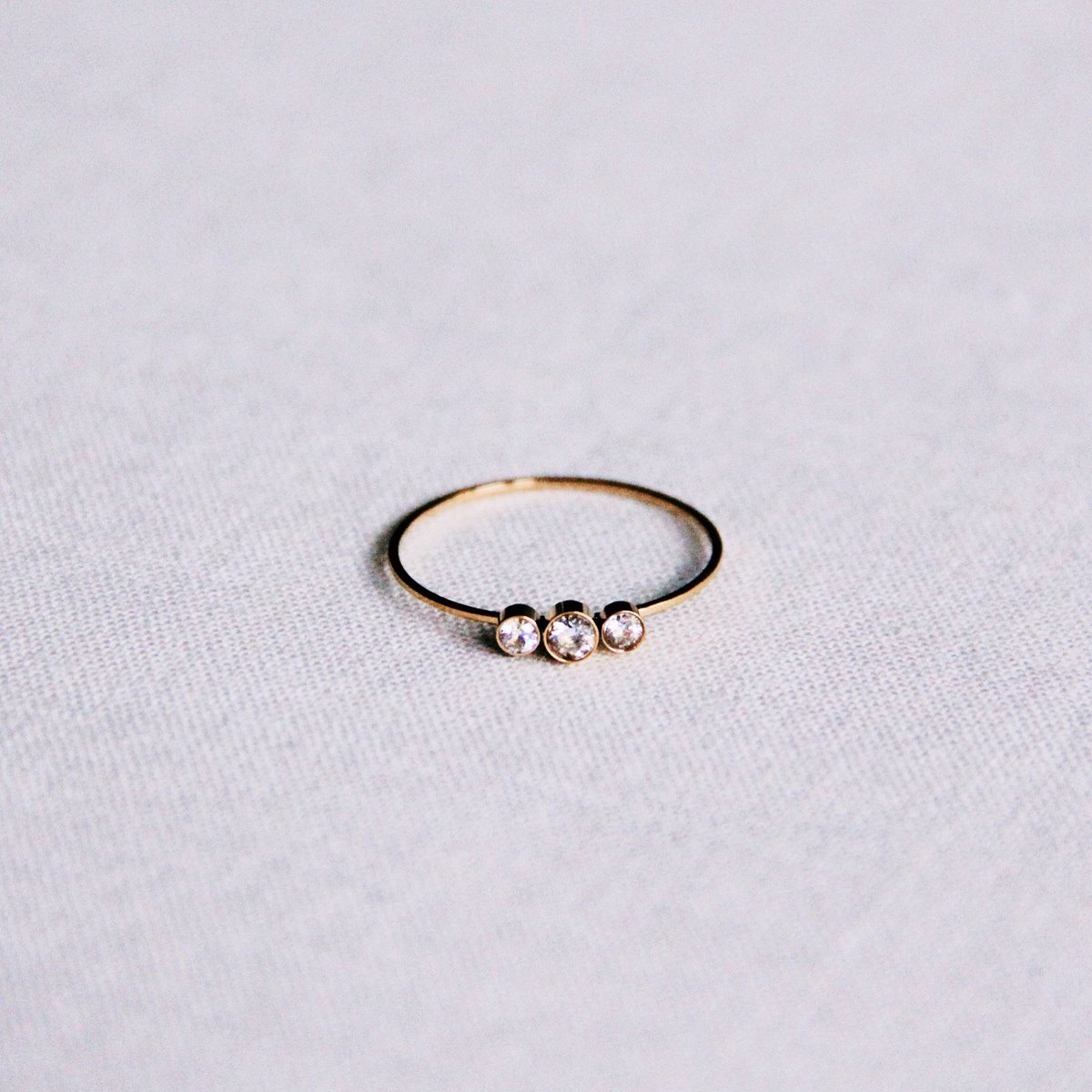 BAZOU Stalen minimalistische ring met 3 mini zirkonia's - goud - R637