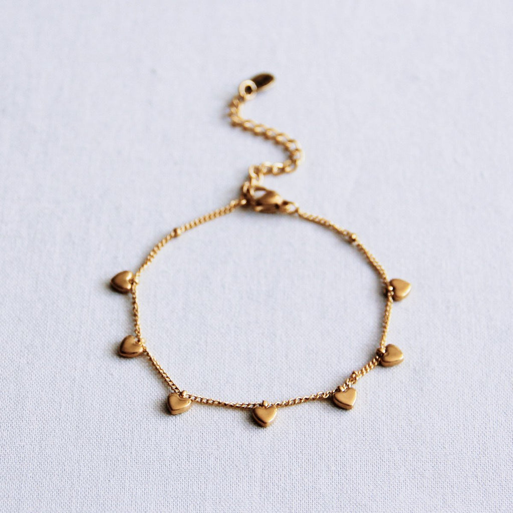 SA853: Bedelarmband met mini hartjes – goud