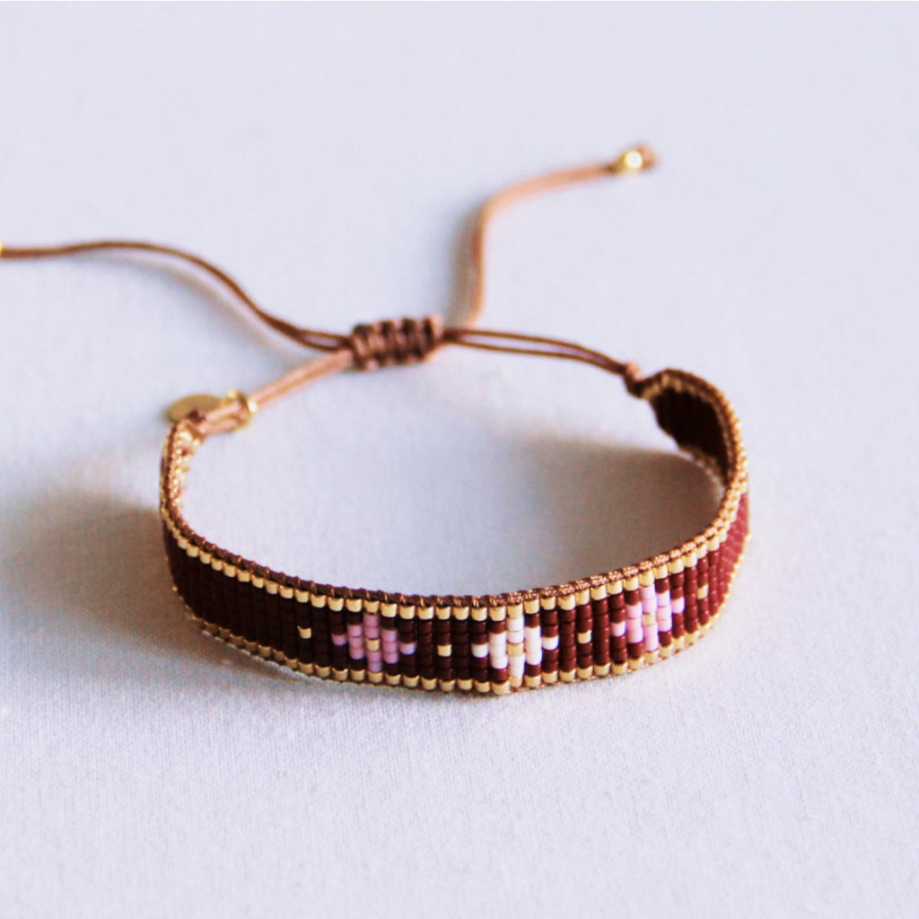 BAZOU Weven armband met bloempatroon - donkerbruin/paars