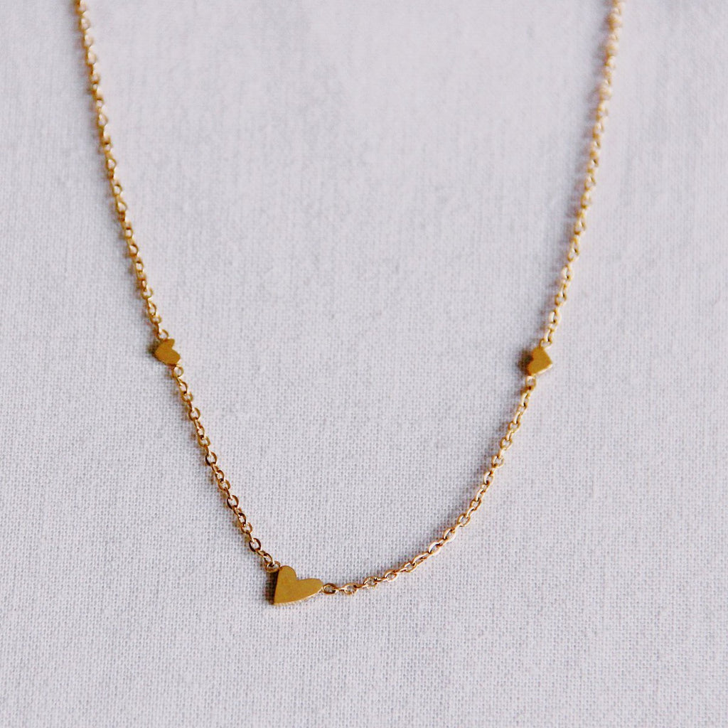 BAZOU RVS fijne ketting met 3 mini hartjes - goud
