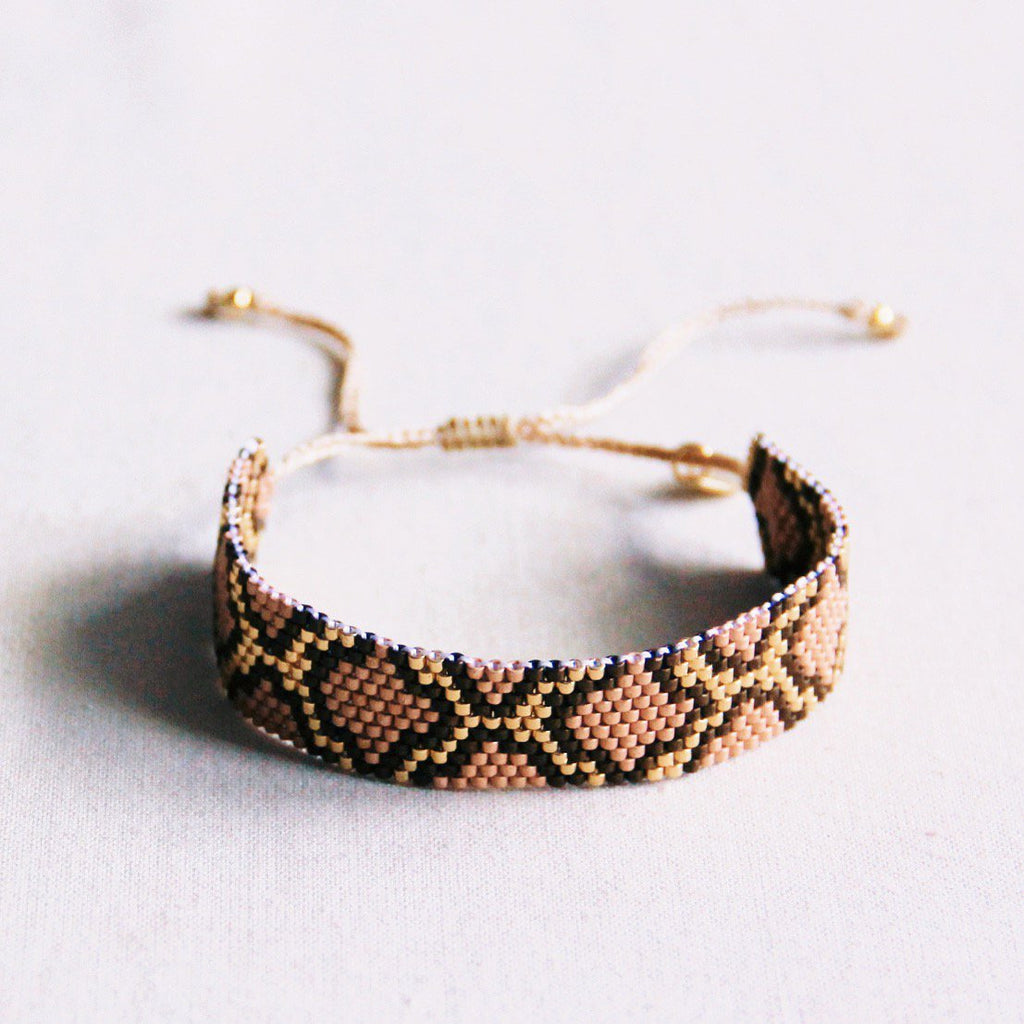 Weven armband met slangenpatroon - bruin/beige